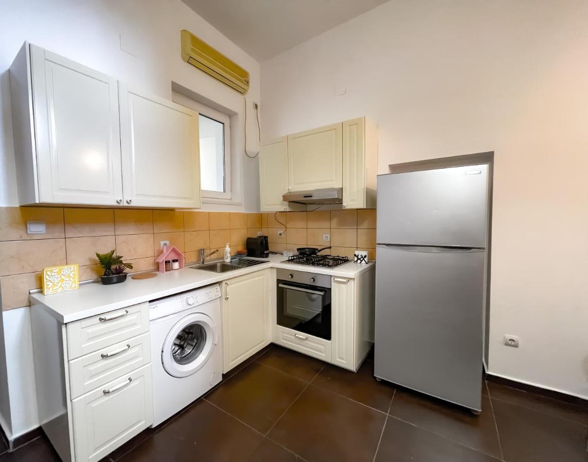 Апартаменти Cool Flat With Hot Tub In The Old Town Бухарест Екстер'єр фото