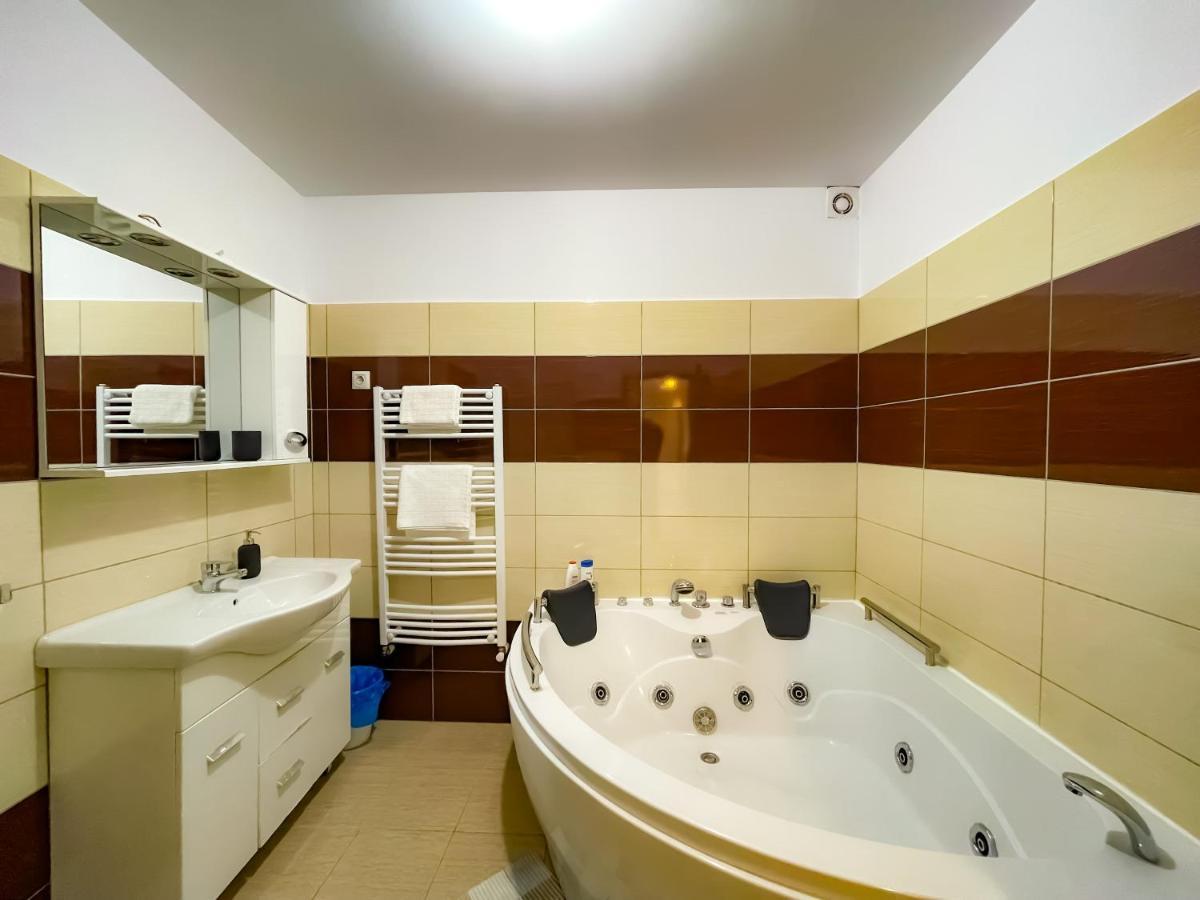 Апартаменти Cool Flat With Hot Tub In The Old Town Бухарест Екстер'єр фото