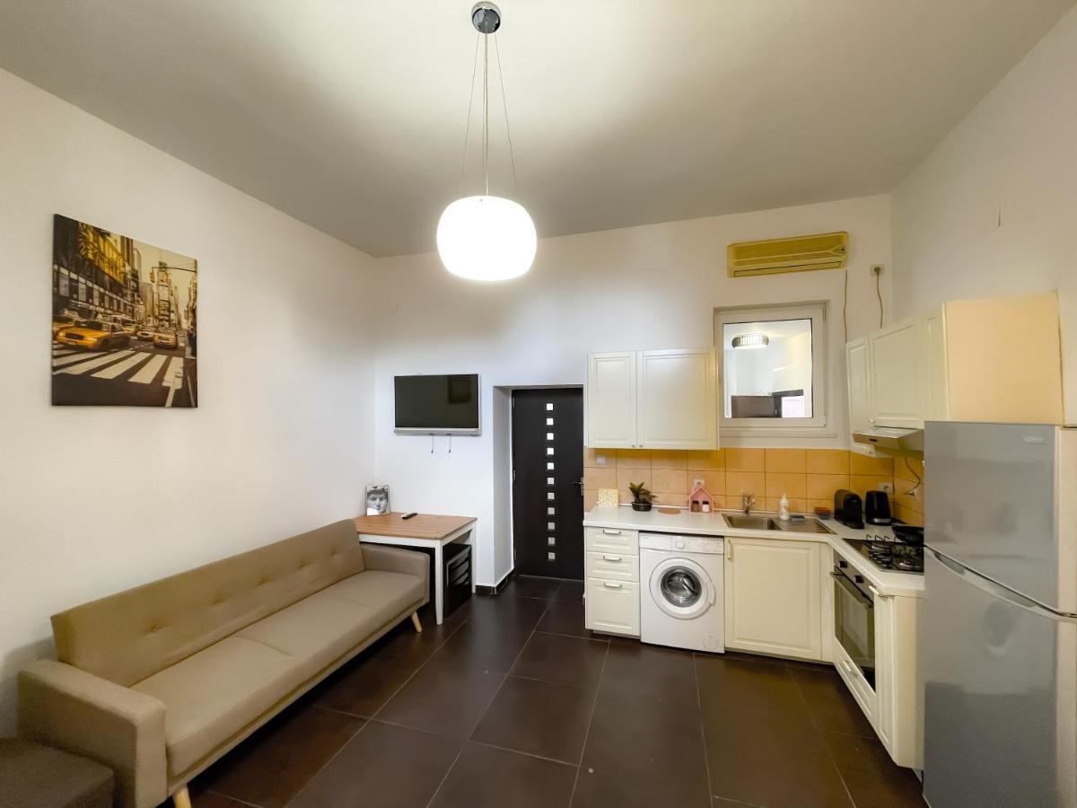 Апартаменти Cool Flat With Hot Tub In The Old Town Бухарест Екстер'єр фото