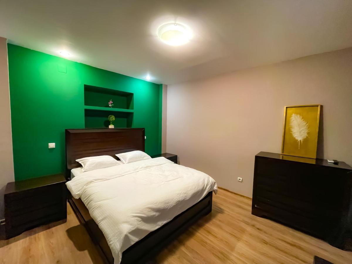 Апартаменти Cool Flat With Hot Tub In The Old Town Бухарест Екстер'єр фото